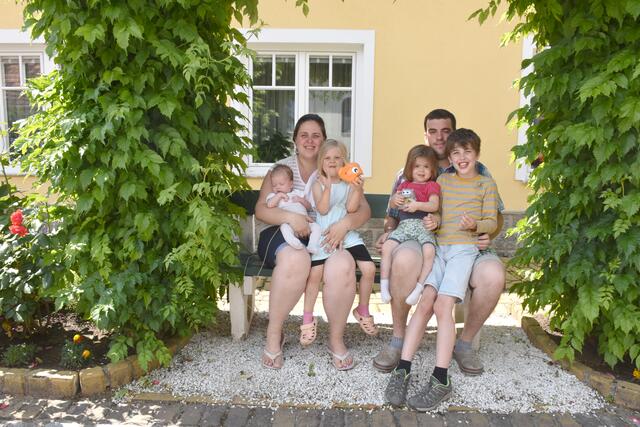 Martina und Bernhard Osterbauer mit den Kindern Arthur (6 Wochen), Amelie (4 Jahre), Annika (2 Jahre) und Adrian (9 Jahre). | Foto: Alexandra Goll