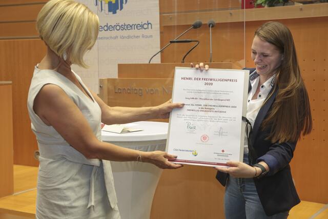 Landeshauptfrau Johann Mikl-Leitner hat den Freiwilligenpreis "Henri" übergeben.  | Foto: RK NÖ / M. Hechenberger