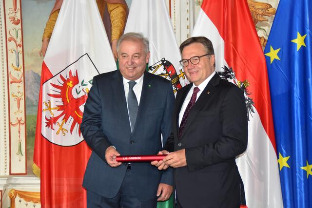 LH Hermann Schützenhofer übergibt die Stafette an Tirols LH Günther Platter.