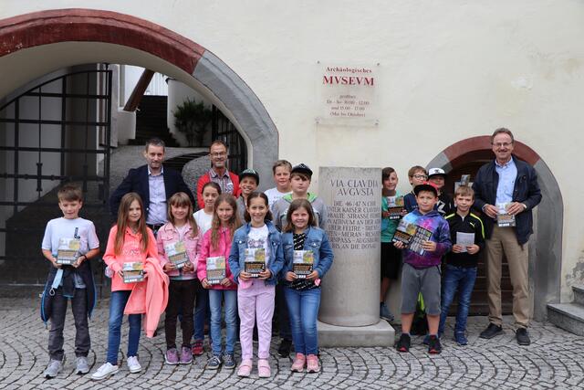 Bei der Nachbildung des römischen Meilensteins der Via Claudia Augusta bei Museum Fließ: Christoph Tschaikner (GF Via Claudia Augusta Transnational), Dir. Christian Juen und Walter Stefan (Obmann Verein Via Claudia Augusta Tirol) (v.l.) mit den zwei dritten Klassen der Volksschule Fließ. | Foto: Othmar Kolp