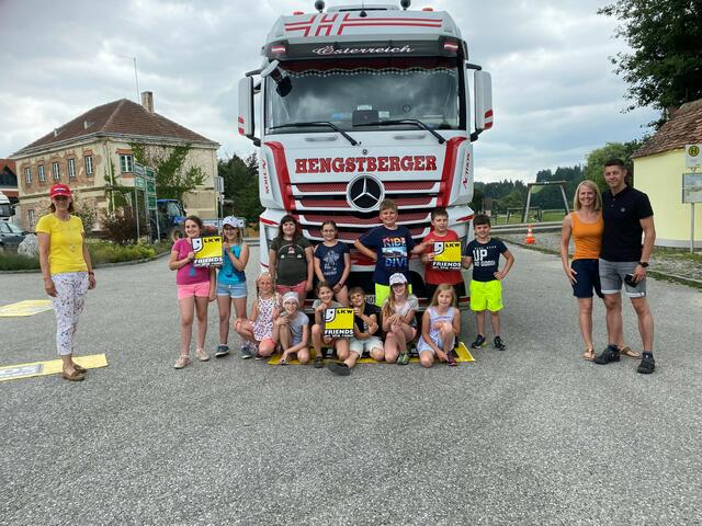 Die Kids bekamen zum Schulschluss einen besonderen und außerdem informativen Besuch. Elke Winkler und die Schüler gemeinsam mit Tamara und Franz Geisberger (v.l.) | Foto: Volksschule Großglobnitz