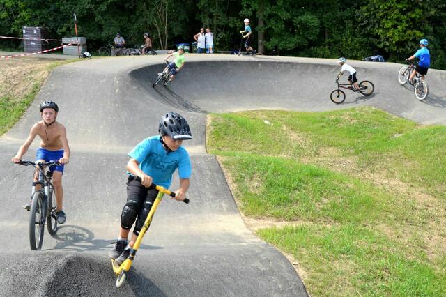 Auf dem Pump Track werden zahlreiche Runden gedreht. | Foto: Kremser