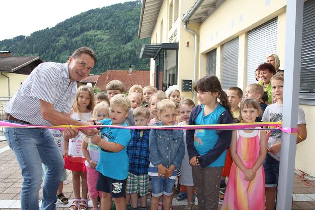Bürgermeister Erwin Angerer eröffnet mit den Kindern die Kunst-Ausstellung des Kindergarten Mühldorfs. | Foto: RMK