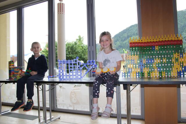 Jonas und Stefanie mit einigen tollen Bau-Kunstwerken. | Foto: RMK