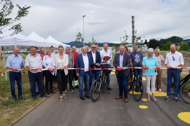 Der Augenblick der Eröffnung mit Bgm. Bernd Osprian, die Vize-Bgm. Helene Maier und Manfred Prettenthaler sowie Kerstin Weber und weitere Gäste | Foto: Almer