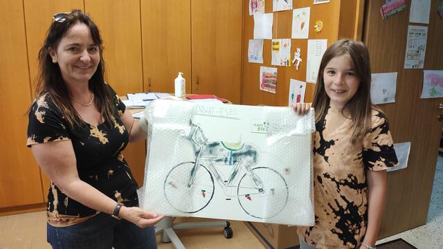 Paula Stärz aus Völs holte sich mit ihrer Zeichnung des "Draht-Esels" den Sieg. | Foto: Klimabündnis