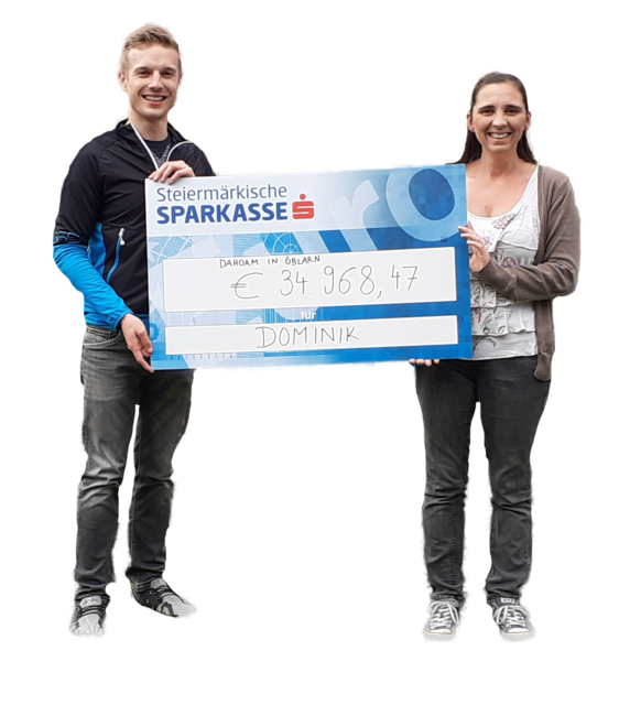 Gemeindekassier Roland Nerwein und Gemeinderätin Tamara Reith starteten die Hilfsaktion. Sie konnten den Scheck mit einem beachtlichen Spendenbetrag von fast 35.000 Euro an die Familie übergeben. | Foto: KK
