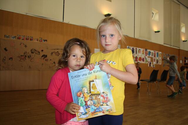 Hanna und Johanna erklären und die Kunst... | Foto: RMK