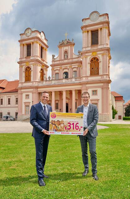 Gutscheinheft mit 28 Ideen für den abwechslungsreichen Nahurlaub: Jochen Danninger (Landesrat) und Alois Huber (SPAR-Geschäftsführer) freuen sich über die tolle Kooperation im Rahmen des TOP-Ausflugsziele-Gutscheinheftes. | Foto: SPAR 