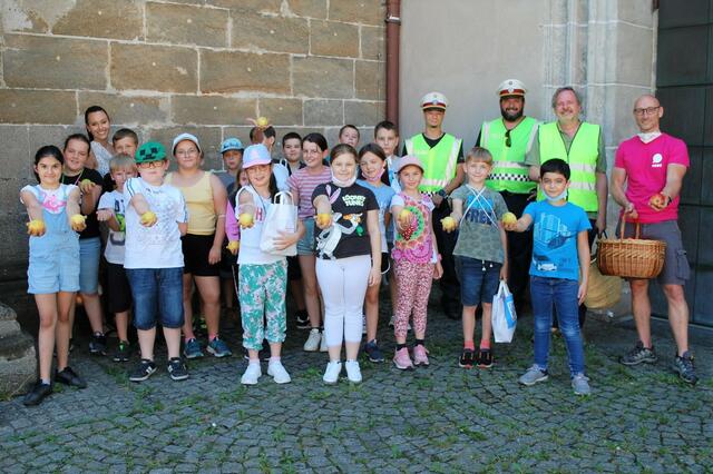 Die Schüler der 3E mit ihrer Klassenlehrerin und weiteren Teilnehmern der Aktion. | Foto: Fosen