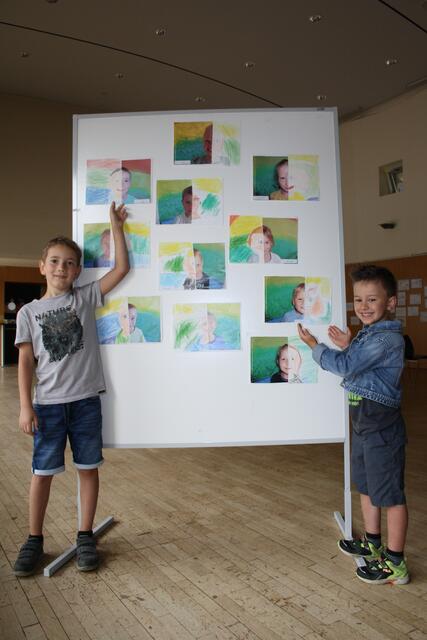 Stefan und Simon präsentieren stolz ihre Portraits... | Foto: RMK