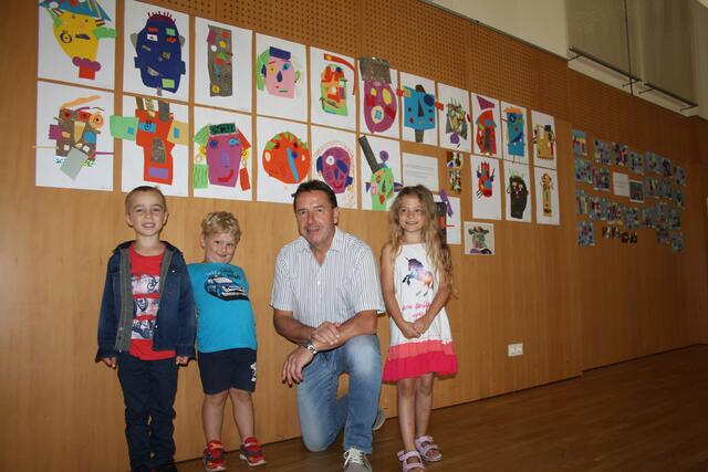 Bürgermeister Erwin Angerer mit den Kids Marco, Jonas und Michelle vor den Picasso-Bildern, die mit Schere, Kleber und Papier entstanden... | Foto: RMK