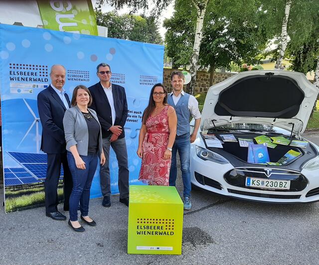 Anton Hechtl (Raiffeisenbank NÖ), Christina Gassner (Leadermanagerin), Hubert Fechner, Bgm. Karin Winter, Matthias Zawichowski (Klima-und Energiemodellregionsmanager) | Foto: LEADER-Region Elsbeere Wienerwald 