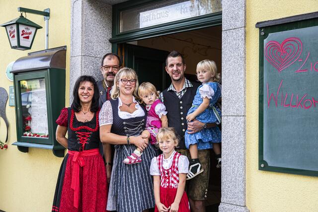 Drei Generationen Kraus auf einem Bild. Seit über 140 Jahren werden die Gäste in Steinparz mit regionalen Schmankerln verwöhnt. | Foto: Nimo Zimmerhackl