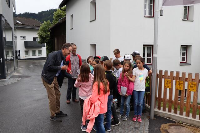 Symbolische Übergabe der „4 Karten durch die Jahrtausende“ an die SchülerInnen der VS Fließ. | Foto: Othmar Kolp