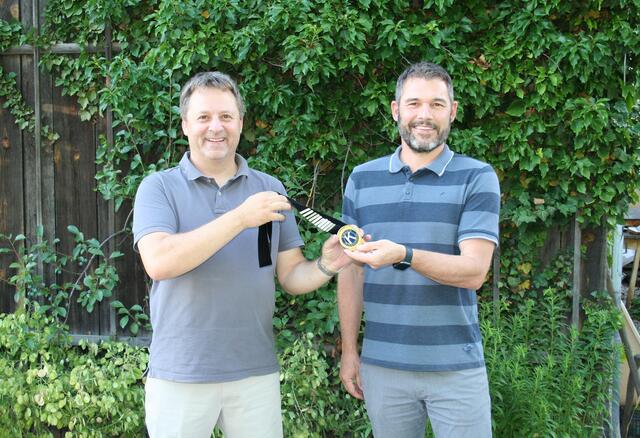 Markus Bauriedel übergibt die Präsidenten-Kette an Markus Forster. | Foto: Kiwanis-Club Braunau