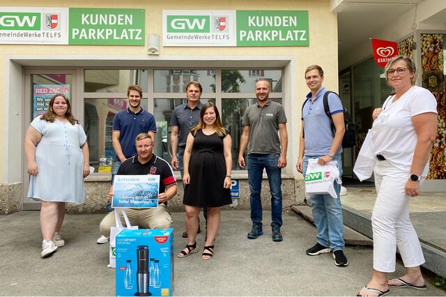 Die GewinnerInnen mit GemeindeWerke-MitarbeiterInnen um Geschäftsführer Dirk Jäger und Bereichsleiter Emanuel Renner (hinten Mitte). | Foto: GWTelfs