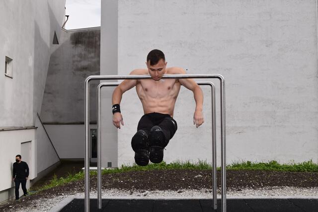 Die neue Anlage der Südtiroler Firma Fittastic ist ideal für Calisthenics – eine junge Sportart, bei der Eigengewichtsübungen im Vordergrund stehen. Im Bild Patrick Pisch aus Inzing, Mitglied des Vereins Gravity Breaker | Foto: Kainz