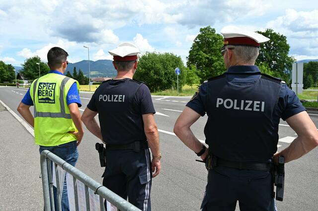 Polizei und Ordner lenken die Fans durch den Verkehr. | Foto: LPD Steiermark/Schartner