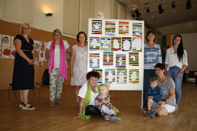 Stolz: Die Kindergärtnerinnen Michaela, Doris, Gerda B., Conny, Heike, Gerda W. und Carina. | Foto: RMK