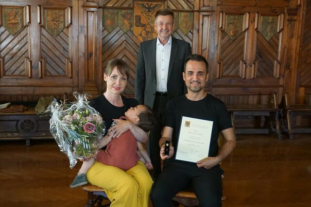 David Eisenherz mit Gattin Petra, Sohn Friedolin und Bürgermeister Albert Ortig (mitte). | Foto: Stadtgemeinde Ried