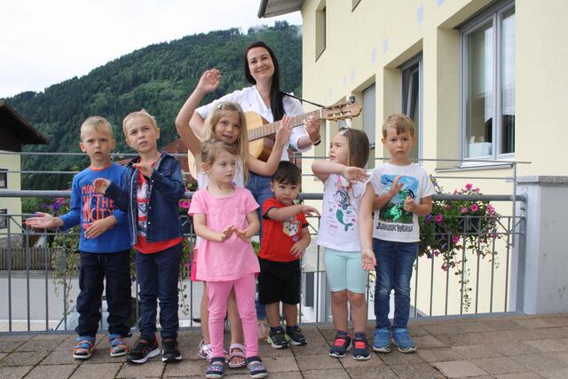 Die Kinder Andi, Mario, Michelle, Lena, Adi, Lejla und Christopher brachten mit Carina ein Lied vor. | Foto: RMK
