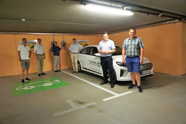 Stadtwerke-GF Franz Friedl (2.v.r.) präsentierte Bgm. Franz Jost und den Stadtwerke-Beiräten die technischen Daten der neuen E-Tankstellen.  | Foto: WOCHE