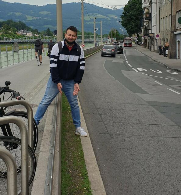Neos-Gemeinderat Ismail Uygur zeigt die Zigarettenstummel am Rudolfskai.  | Foto: Neos