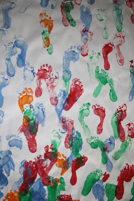 Wegweiser: Die bemalten Füßabrücke der Kinder leiten die Besucher zur Ausstellung.  | Foto: RMK