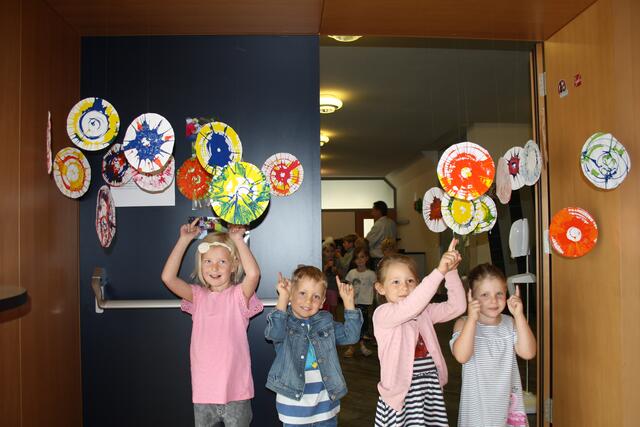 Die Kinder Melina, Henry, Sophia und Emilia präsentieren stolz ihre farbenfrohen Werke.  | Foto: RMK