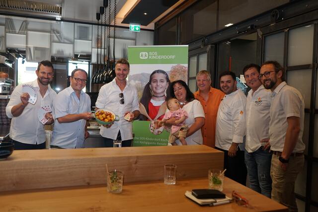 Charity-Koch-Aktion im Bullinarium: Zauberer Christoph Kulmer, SOS Kinderdorf-Leiter Marek Zeliska, Leo Hillinger, Initiatorin Renate Zierler, Gottfried Reyer, Koch Mateo Lopez, Christoph Haller | Foto: Elisabeth Kloiber