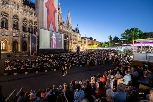 Hier wird man vom Pieks gut abgelenkt: Am Rathausplatz wird während des Filmfestivals geimpft. | Foto: stadtwienmarketing_Johannes Wiedl