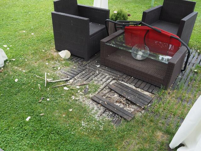 Die Steine zerstörten einen Gartenpavillon. | Foto: WOCHE/WG