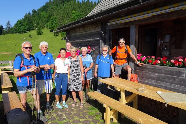Die Wieselburger Wanderfreunde mit der Hüttenwirtin auf der Wildalm