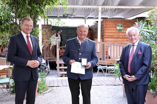 Landeshauptmann Thomas Stelzer (li.) und SB-Landesobmann Josef Pühringer (re.) dankten Josef
Huemer (Mitte) mit der Verdienstmedaille des Landes Oberösterreich für sein Engagement in der Seniorenbund-Organisation. | Foto: Land Oberösterreich/Lisa Schaffer