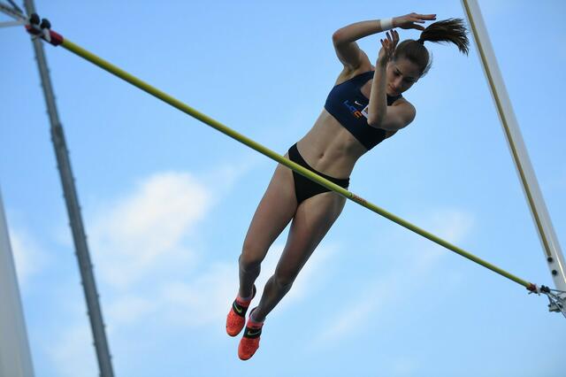 Stabhochspringerin Lisa Gruber (16) konnte bereits zwei Staatsmeistertitel in der Allgemeinen Klasse abstauben – in fünf Jahren sieht sie sich bei einer verbesserten Technik und mit einem Olympiaticket in der Hand. | Foto: ÖLV