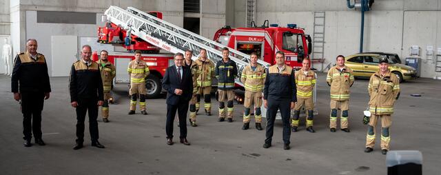 LH Günther Platter besuchte vorige Woche im Lehrsaal die Teilnehmer des viertägigen Zugskommandantenlehrgangs.  | Foto: Land Tirol/ Landesfeuerwehrschule