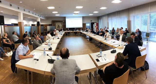 Die letzte Sitzung des Gemeinderates vor der Sommerpause fand im Telfer Sicherheitszentrum statt. Mit einer Enthaltung wurde das Nachtragsbudget 2021 nahezu einstimmig beschlossen. | Foto: MG Telfs/Pichler