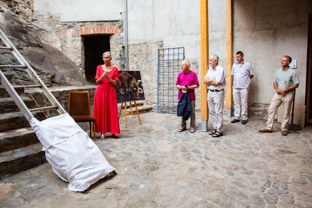 Lilo Almog bei der Vernissage im Burghof auf der Burg Deutschlandsberg | Foto: Kleindinst