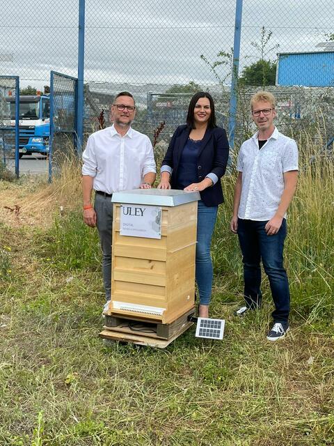 Astrid Eisenkopf besuchte die "Forschungsbienen" am Gelände der Firma Hackl in Wulkaprodersdorf | Foto: Hackl