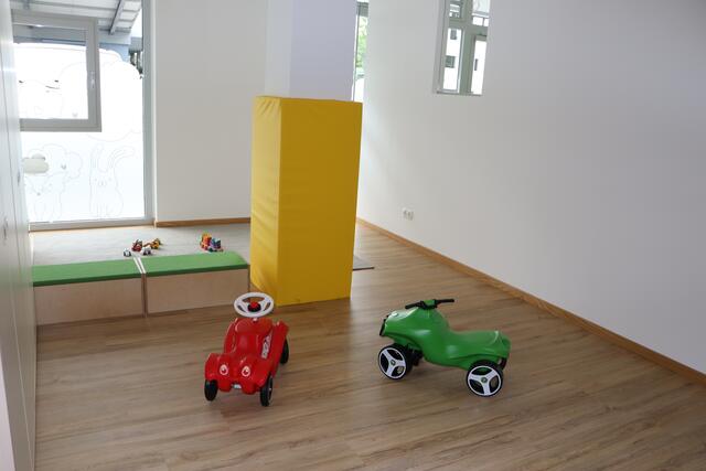Im Bau- und Bewegungsraum gibt es genügen Platz, wo sich die Kinder austoben können. | Foto: Siegele