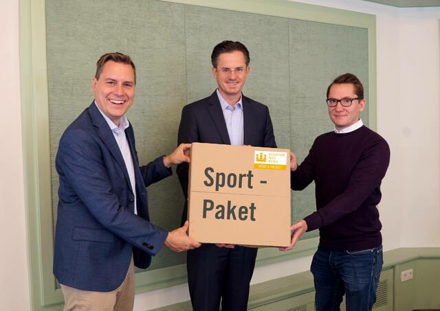 Sportstadtrat Christoph Kaufmann, Bürgermeister Stefan Schmuckenschlager und Stadtrat Clemens Ableidinger präsentierten heute das Sportpaket für eine bewegte Stadt. | Foto: Stadtgemeinde Klosterneuburg / Schuh-Edelmann