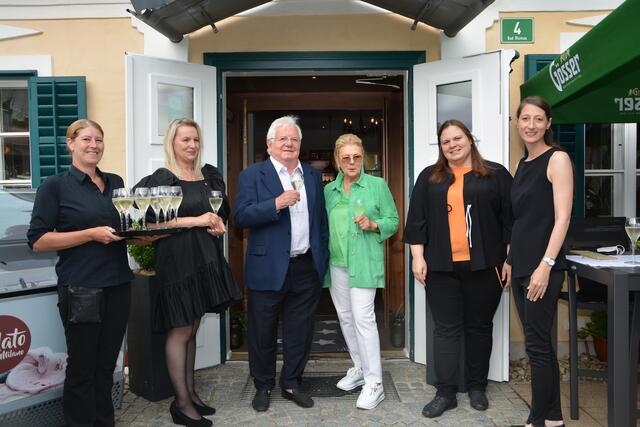 Große Eröffnung: Alina El Zaher (2.v.l.) freute sich bei der Eröffnung ihres Dorfwirt "Adria" zahlreiche Festgäste willkommen zu heißen, an der Spitze KR Robert Rogner, Bad Blumaus Bürgermeisterin Andrea Kohl und Tourismus-Vorsitzende Dir. Melanie Franke.