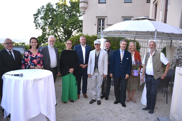 Von links: Igor Pucker, Vzbgm. Michaela Lientscher, Bischof Josef Marketz, Christine Wetzlinger-Grundnig (MMKK), Bgm. Hannes Primus, Johannes Zechner, Stadtpfarrer Christoph Kranicki, Andreas und Johanna Henckel von Donnersmarck, Ausstellungskurator Berndt Kulterer. | Foto: Stadtgemeinde Wolfsberg