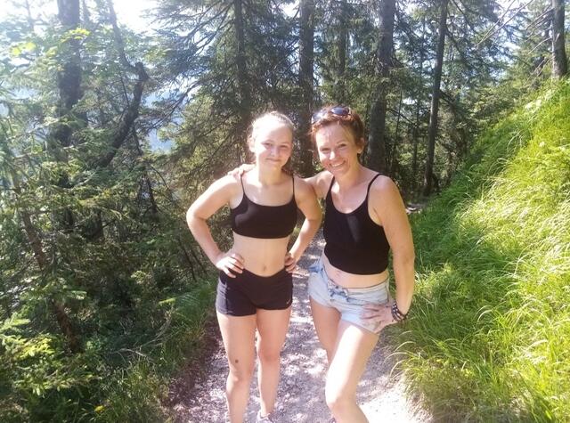 Power Frau Katharina Baier mit einer ihrer Töchter sportlich unterwegs in der Natur | Foto: Katharina  Baier