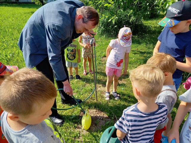 Auch Provisor Wolfgang Pristavec legte beim Pflanzen Hand an.
