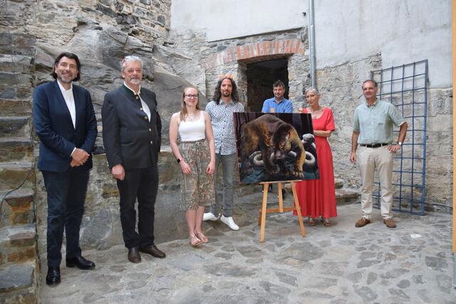 Bgm. Josef Wallner, Anton Steffan und Andreas Bernhard vom Burgmuseum begrüßten die Künstlerin Lilo Almog zur Vernissage ihrer Ausstellung  „Magischer Realismus“ im Burghof auf der Burg Deutschlandsberg. | Foto: Kleindinst