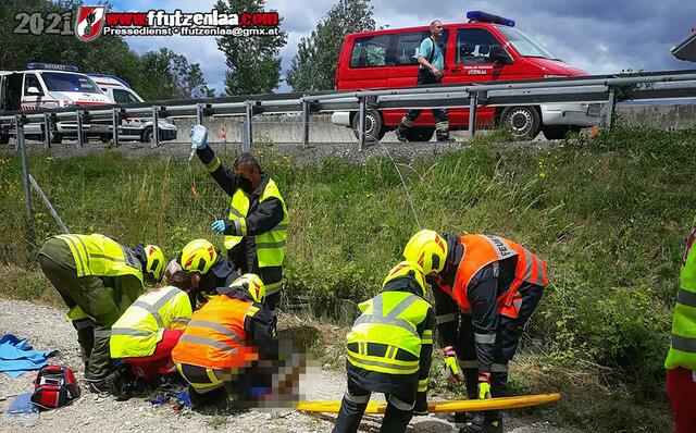 Vier Personen waren in dem Unfalfahrzeug, für eine Person kam jede Hilfe zu spät.  | Foto: FF Utzenlaa