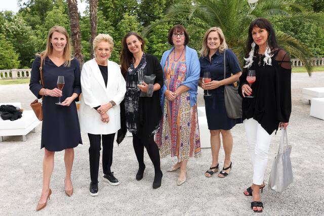 Barbara Weißeisen Halwax, Ingeborg Serafin, Ursula Hofmeister, Gabriele Wessely und Besucherinnen  | Foto: Katharina Schiffl