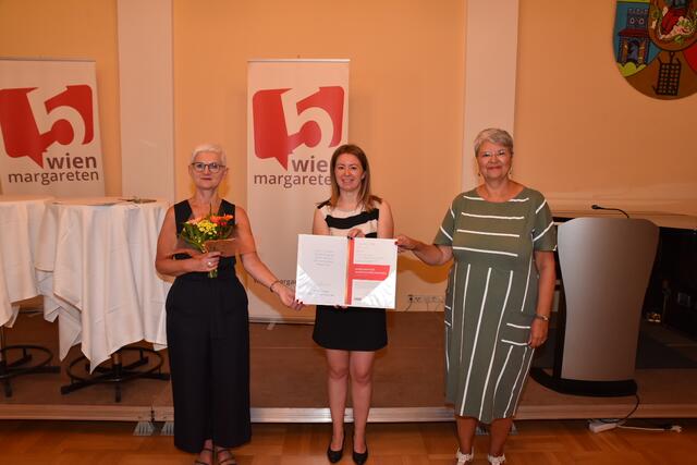 Maria Rösslhumer, Leiterin von "StoP", Bezirksvorsteherin Silvia Janković und Renate Brauner (v.l.) bei der Preisverleihung im Amtshaus Margareten. | Foto: Markus Spitzauer